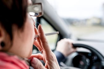 Rauchen am Steuer: Die Ablenkung kann schnell zu einem Unfall führen.