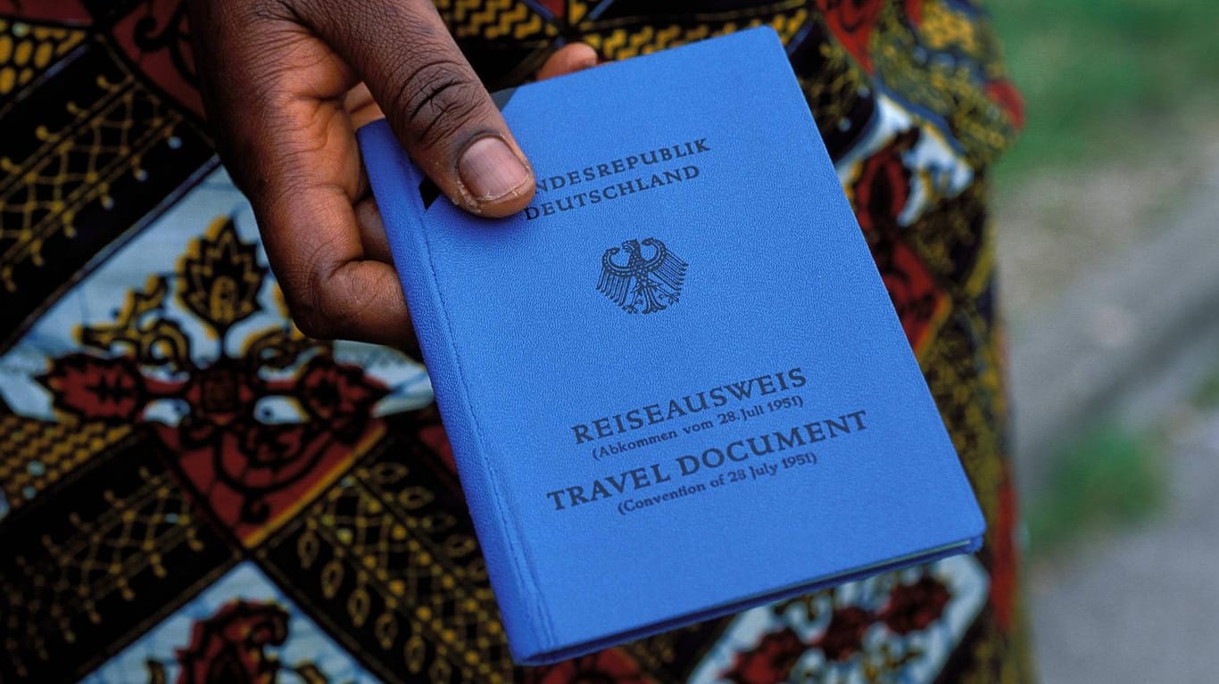 Ein blauer Reiseausweis, wie ihn in Deutschland anerkannte Asylbewerber erhalten: Vor allem in Griechenland hat sich nach Polizeiangaben ein reger Handel mit den Dokumenten entwickelt.