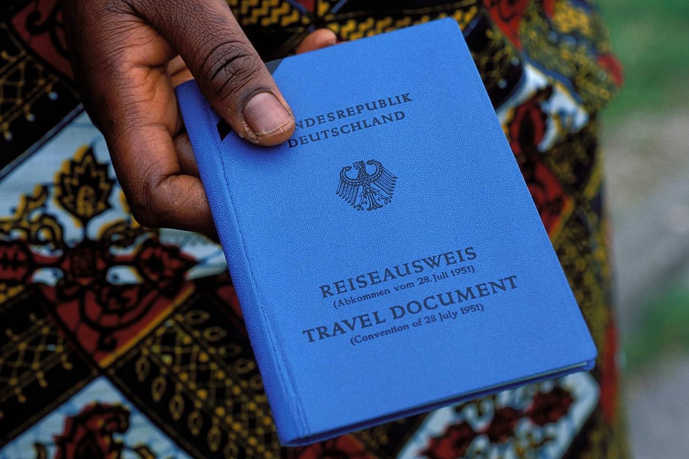Ein blauer Reiseausweis, wie ihn in Deutschland anerkannte Asylbewerber erhalten: Vor allem in Griechenland hat sich nach Polizeiangaben ein reger Handel mit den Dokumenten entwickelt.