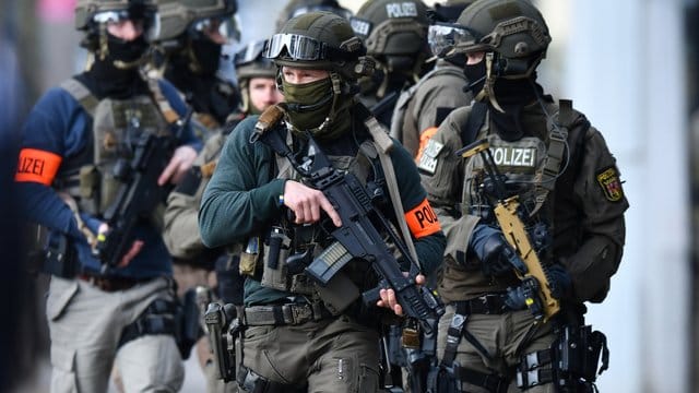 Schwer bewaffnete Beamte eines Spezialeinsatzkommandos.