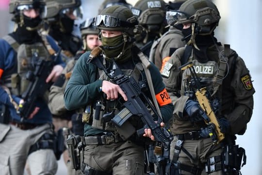 Schwer bewaffnete Beamte eines Spezialeinsatzkommandos.