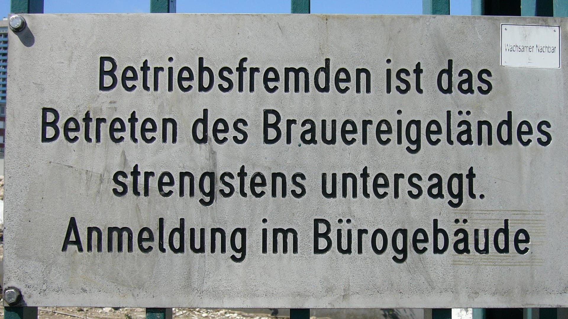 Warnschild an einer Brauerei: Manchem Besucher ist offenbar kein Zaun zu hoch.