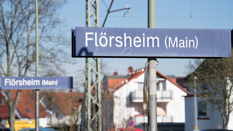 Der Bahnhof von Flörsheim: Die missbrauchte Frau war aus dem Zug, der sich auf der Rückreise vom Spiel Bayern München gegen Borussia Mönchengladbach befand, an der Haltestelle Flörsheim ausgestiegen.