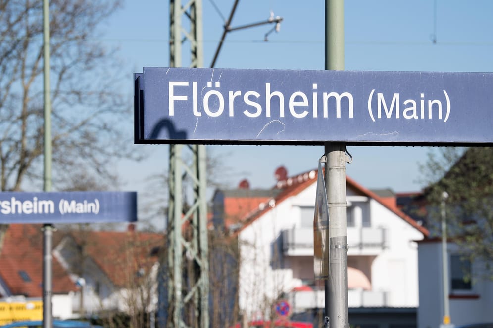 Der Bahnhof von Flörsheim: Die missbrauchte Frau war aus dem Zug, der sich auf der Rückreise vom Spiel Bayern München gegen Borussia Mönchengladbach befand, an der Haltestelle Flörsheim ausgestiegen.