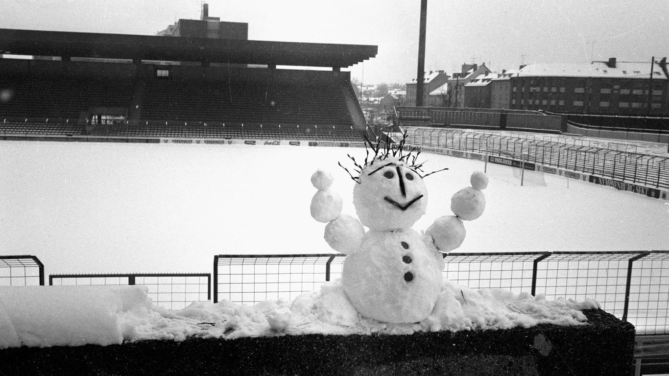 Schneemann im Fußballstadion: Beim Verein 1860 München musste 1986 wegen der heftigen Schneefälle am 12. April ein Spiel abgesagt werden.