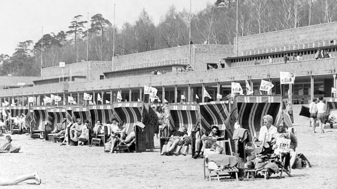 Strandbad Wannsee 1960: Das Freibad am Ostufer des Großen Wannsees war im April bereits gut besucht.