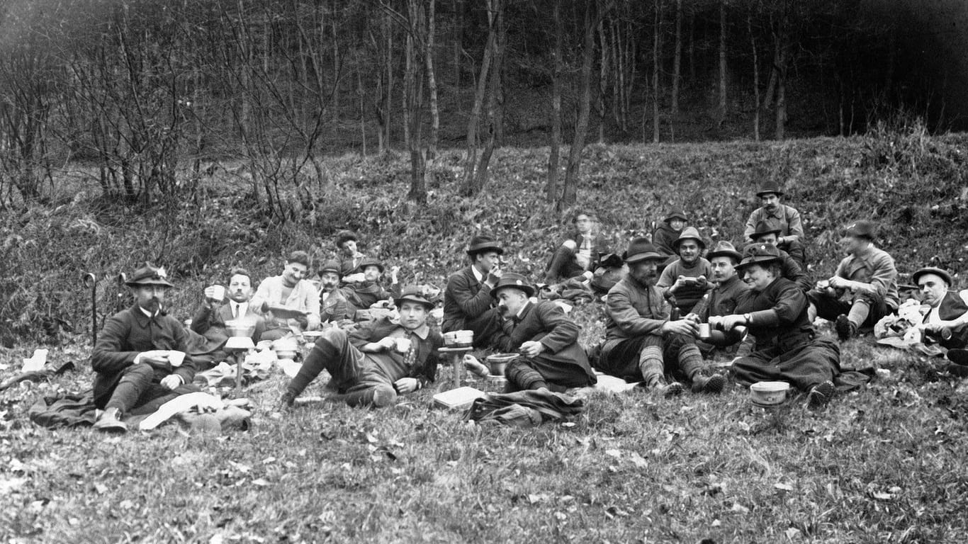 Gruppe der "Naturfreunde Cöln" bei einer Pause: Auch am Rhein konnte man 1913 nur züchtig gekleidet draußen sitzen.