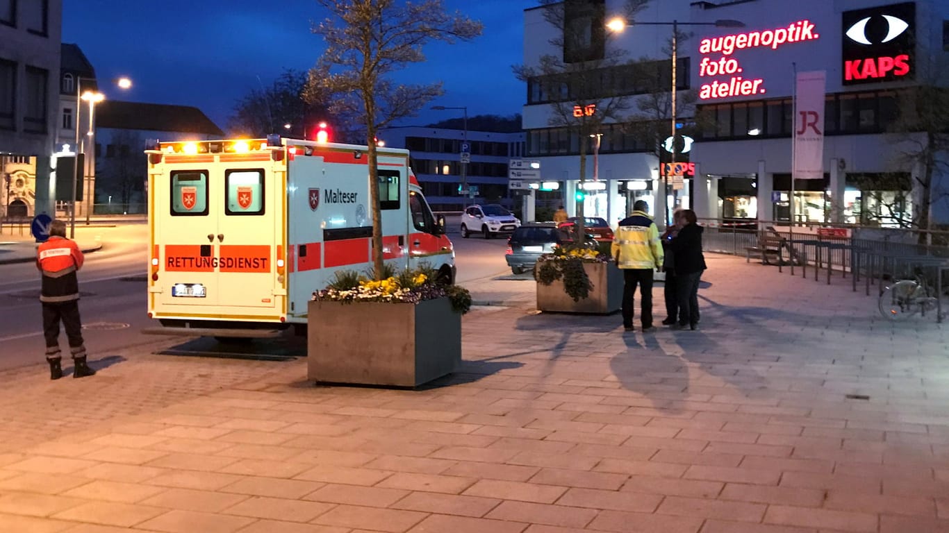 Rettungskräfte vor dem Tatort in der Passau Innenstadt: Die Ermittler prüfen bei 20 weiteren Personen eine mögliche Tatbeteiligung.