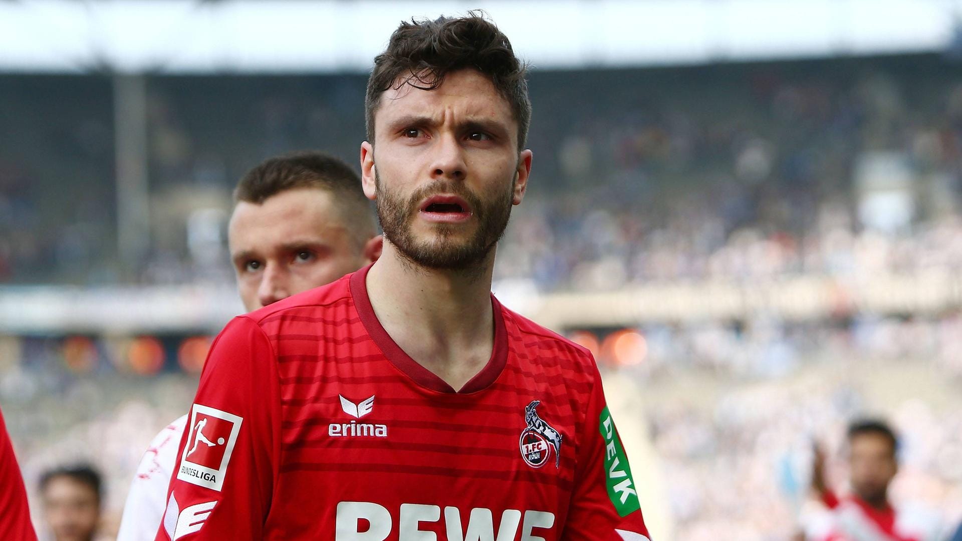 Jonas Hector: Der Nationalspieler blickt mit Tränen in den Augen zu Kölns Fankurve im Berliner Olympiastadion.