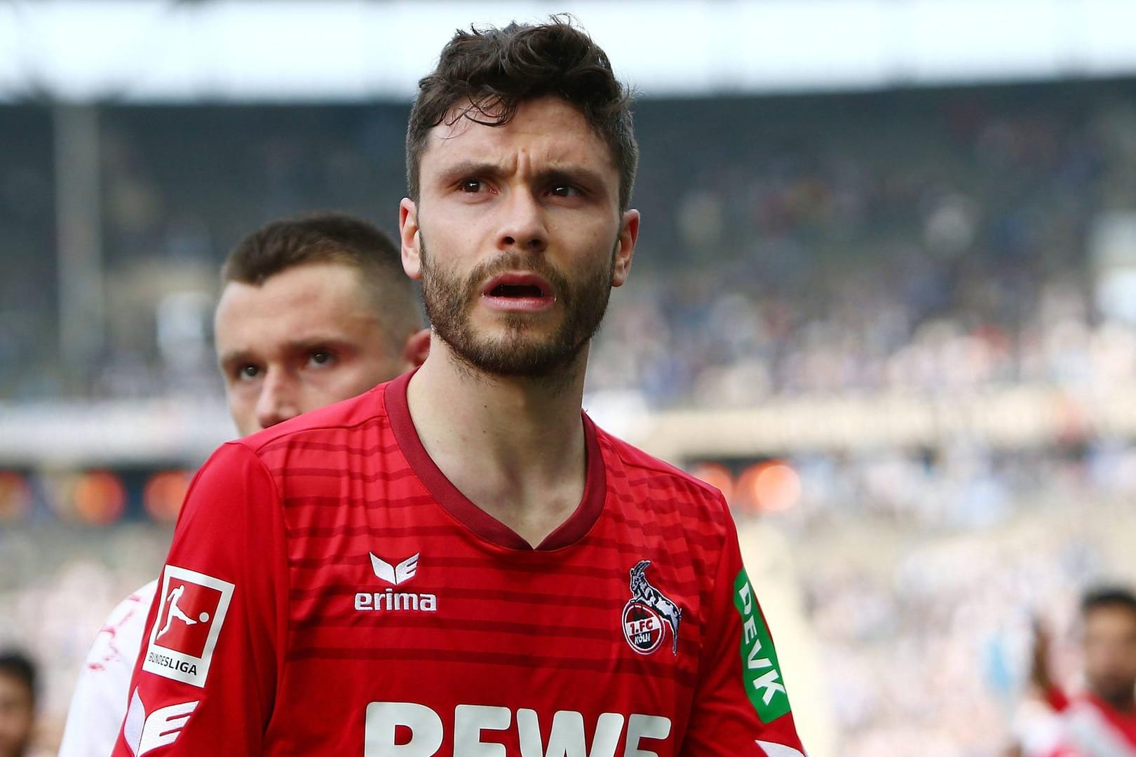 Jonas Hector: Der Nationalspieler blickt mit Tränen in den Augen zu Kölns Fankurve im Berliner Olympiastadion.