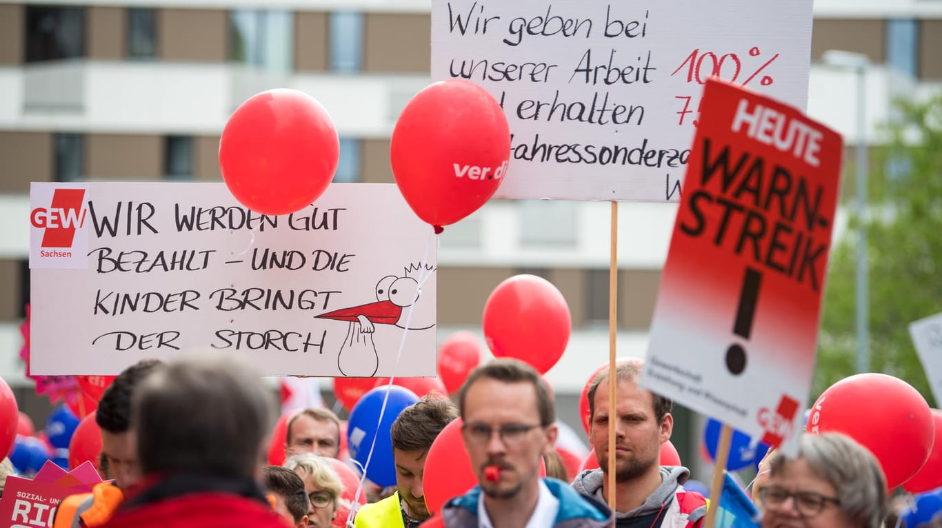 Streikende in Leipzig: Die Gewerkschaften fordern unter anderem sechs Prozent mehr Lohn.