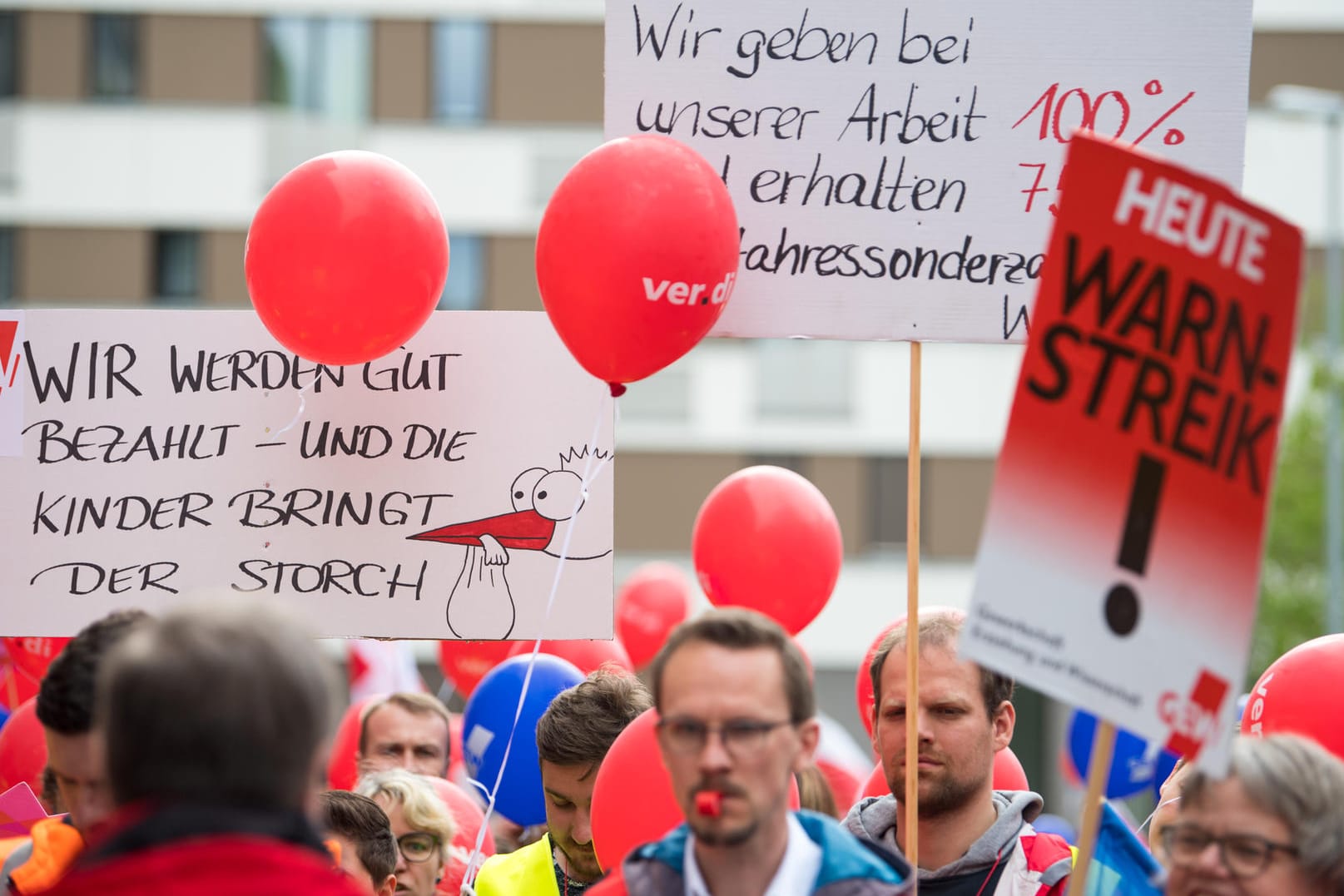 Streikende in Leipzig: Die Gewerkschaften fordern unter anderem sechs Prozent mehr Lohn.