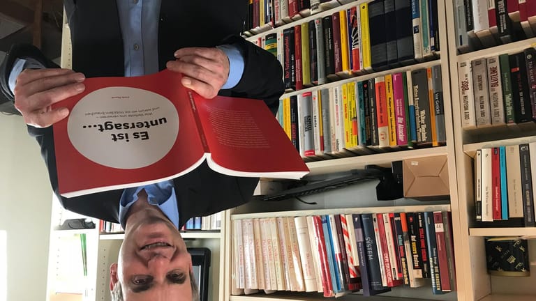 Autor Frank Überall: Der Journalist sammelt weiter Bilder kurioser Verbotsschilder.