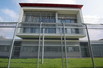 Blick auf das Gebäude der forensischen Psychiatrie am Bezirksklinikum Ansbach in Bayern: Die bayerische Landesregierung plant ein kontroverses Psychiatriegesetz.