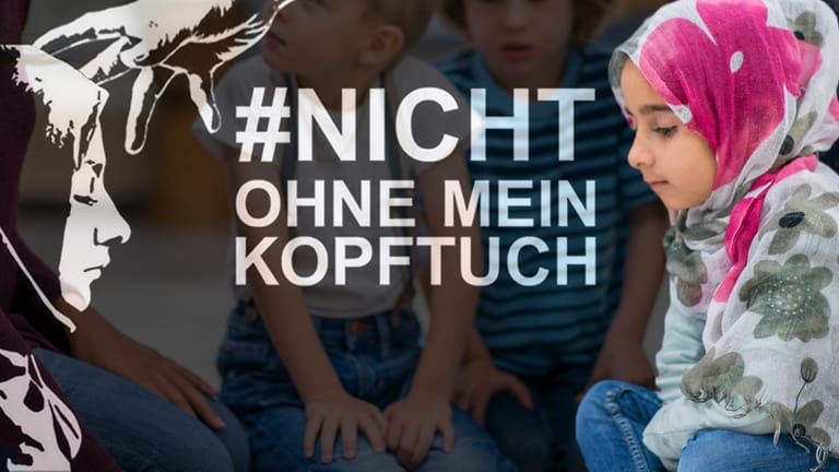 Griff nach dem Kopftuch: Mit dem emotionalen Motiv links bewarben fundamentalistische Verbände den Protest um ein Kopfttuchverbot für Kinder, das in Deutschland so gar keine Chancen hat.