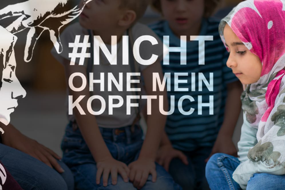 Griff nach dem Kopftuch: Mit dem emotionalen Motiv links bewarben fundamentalistische Verbände den Protest um ein Kopfttuchverbot für Kinder, das in Deutschland so gar keine Chancen hat.