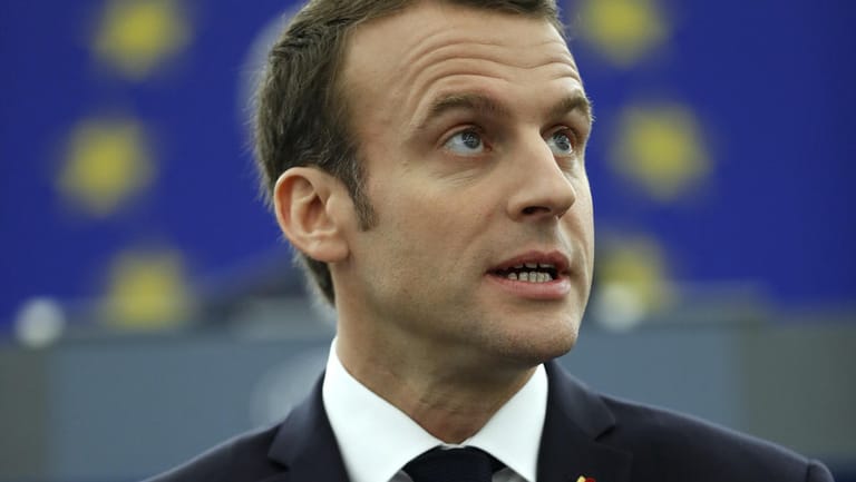 Emmanuel Macron vor der Flagge Europas: "Die Antwort ist nicht die autoritäre Demokratie, sondern die Autorität der Demokratie."