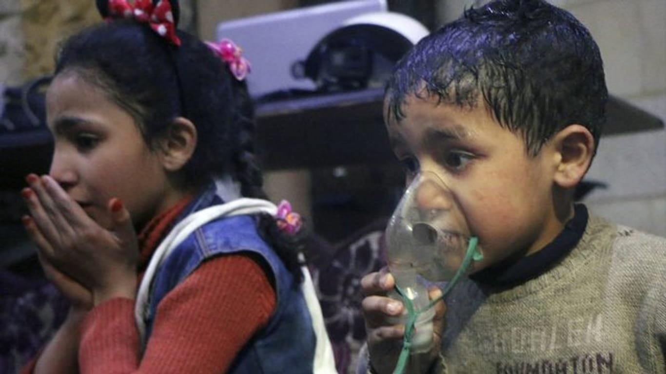 Ein Junge holt im syrischen Duma durch ein Beatmungsgerät Luft.