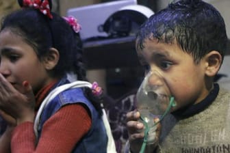 Ein Junge holt im syrischen Duma durch ein Beatmungsgerät Luft.