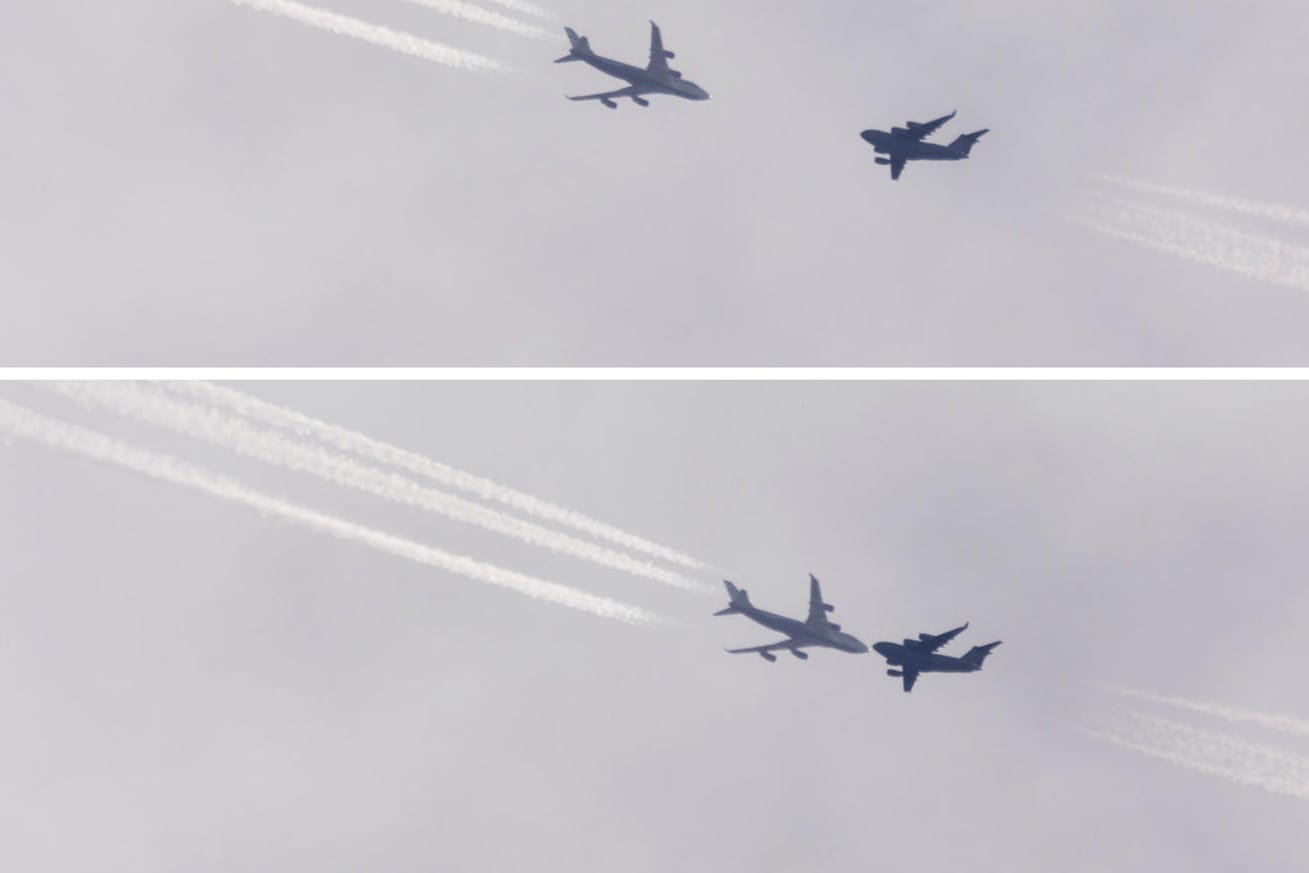Fliegen eine Linie: Boeing 747 und Boeing C-17 über Bayern.
