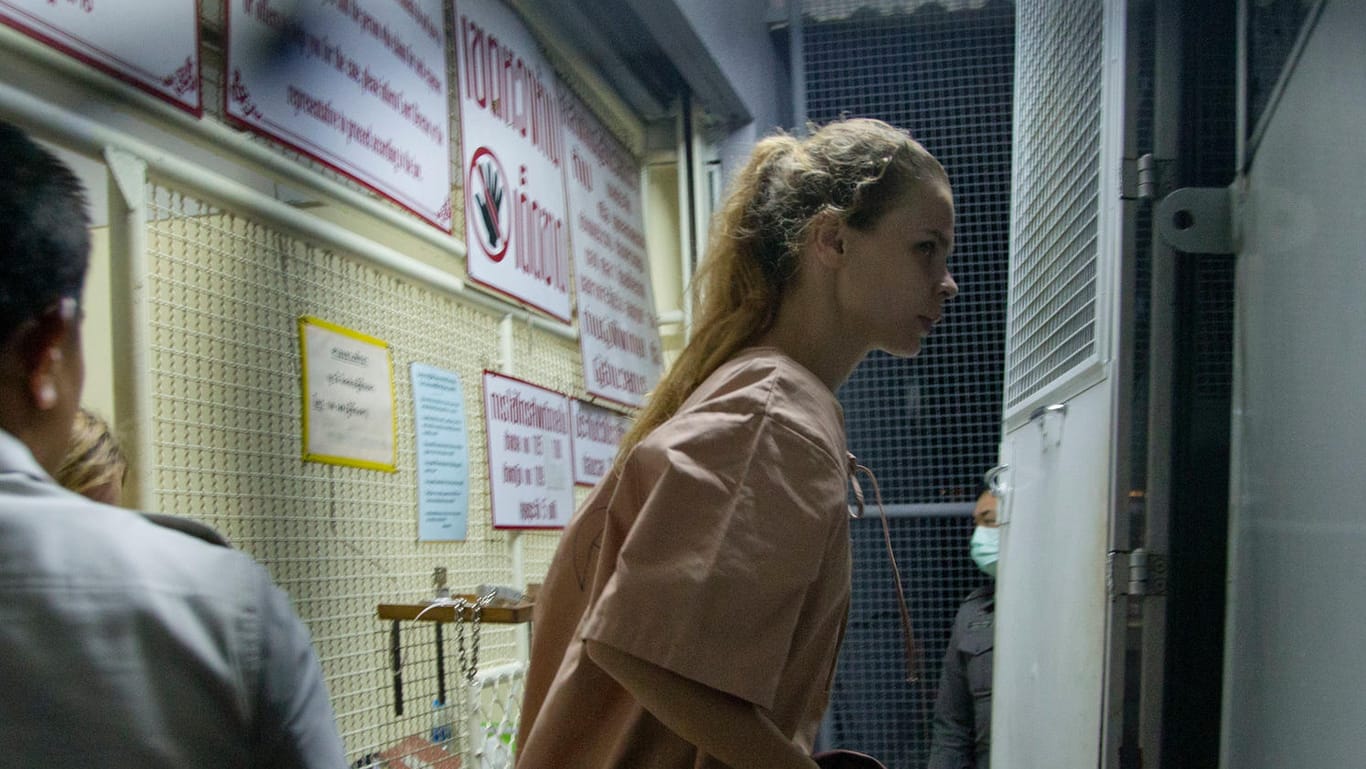 Das weißrussische Model Anastasia Waschukewitsch alias Nastja Rybka steigt in Pattaya (Thailand) in einen Gefangenentransporter.