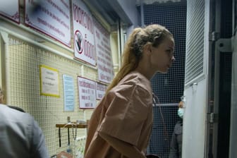 Das weißrussische Model Anastasia Waschukewitsch alias Nastja Rybka steigt in Pattaya (Thailand) in einen Gefangenentransporter.