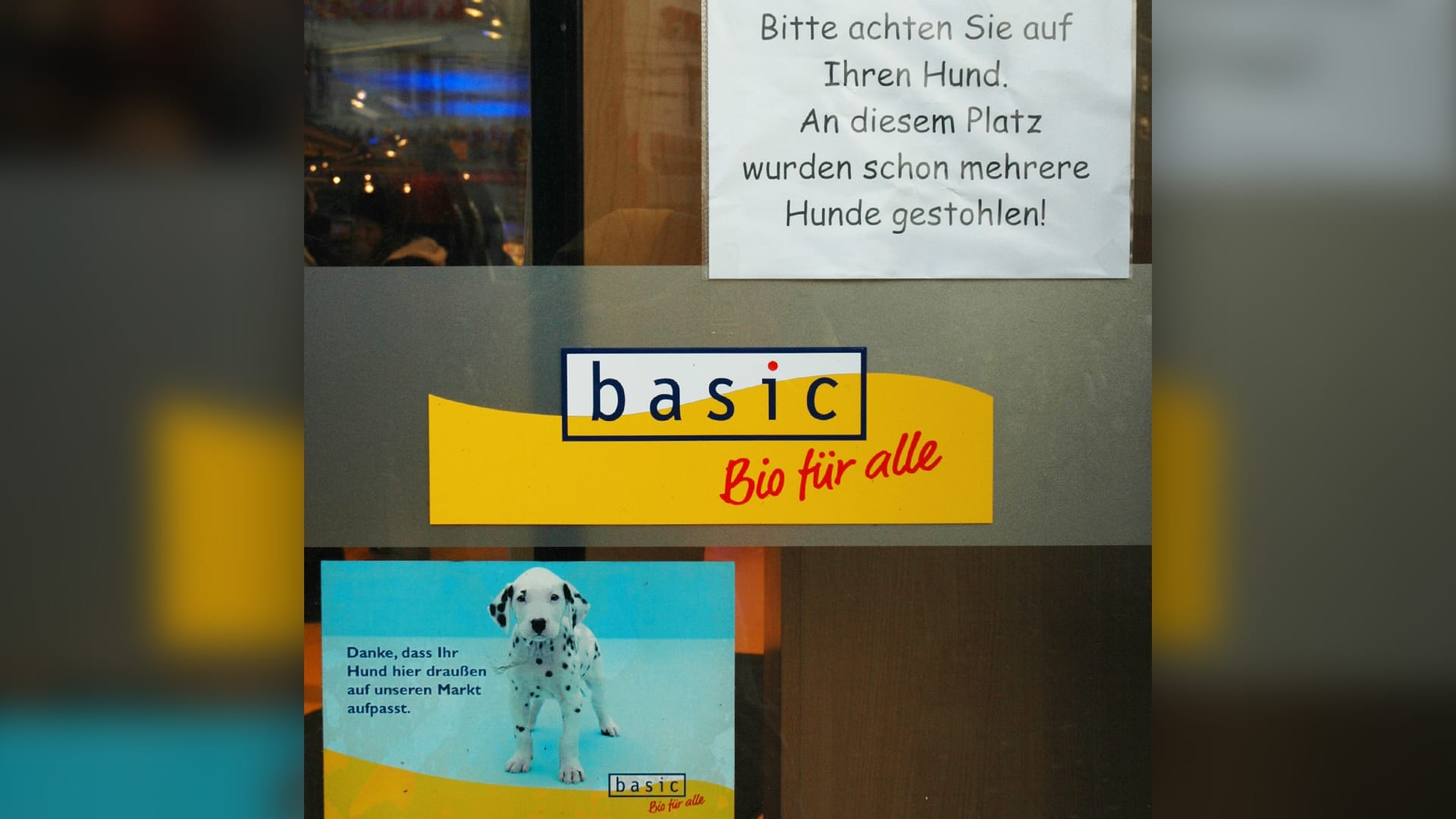 Nicht zu Ende gedacht: Der Hund muss draußen warten. Aber dort wird er unter Umständen geklaut. Hundebesitzer gehen bestimmt lieber woanders einkaufen.