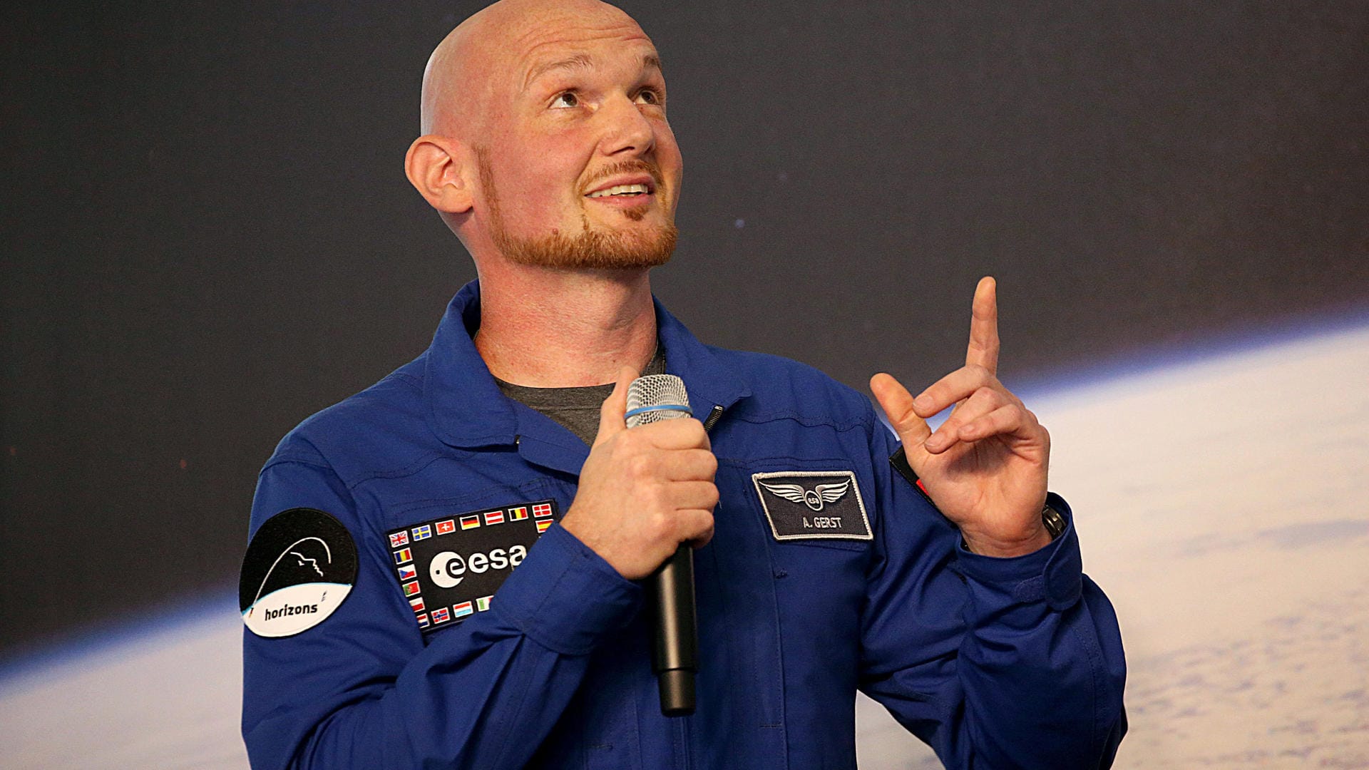 Astronaut Alexander Gerst spricht auf einer Pressekonferenz: Sieben Wochen vor seinem Start zur Internationalen Raumstation freut sich "Astro Alex" über seine Mission "Horizons". Astronaut Alexander Gerst spricht auf einer Pressekonferenz: Sieben Wochen vor seinem Start zur Internationalen Raumstation freut sich "Astro Alex" über seine Mission "Horizons".