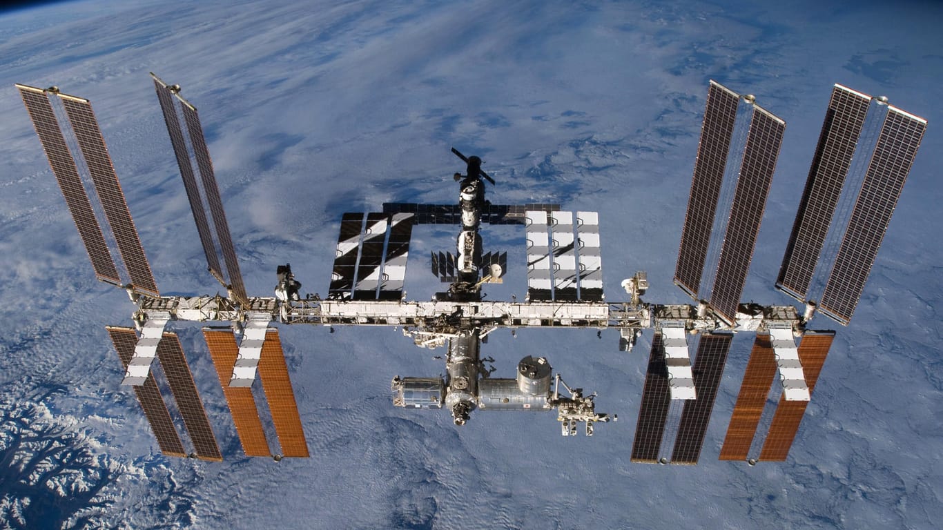 Eine Aufnahme der Internationalen Raumstation mit dem angedockten europäischen Wissenschaftslabor Columbus: Der zukünftige Commander Alexander Gerst startet zum zweiten mal zur ISS.