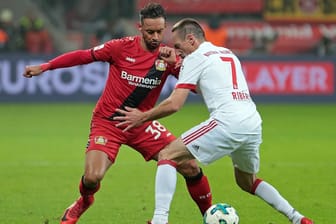 Karim Bellarabi (l.) im Duell mit Franck Ribéry: Wer setzt sich im Pokal-Halbfinale durch?