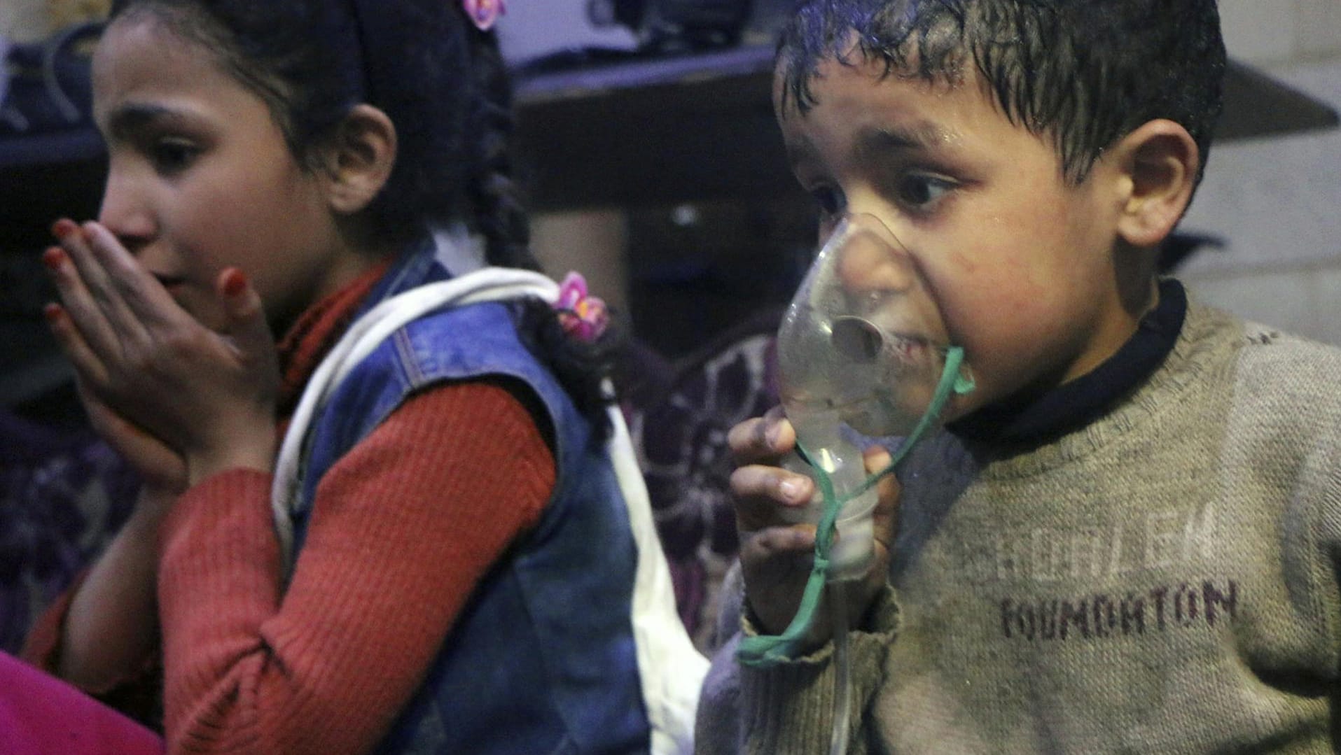 Der syrische Zivilschutz "Weißhelme" berichtet von einem Giftgasangriff in Duma: Nach Angaben der Weißhelme hatte ein Hubschrauber eine Fassbombe mit Chemikalien über der Stadt abgeworfen. Der syrische Zivilschutz "Weißhelme" berichtet von einem Giftgasangriff in Duma: Nach Angaben der Weißhelme hatte ein Hubschrauber eine Fassbombe mit Chemikalien über der Stadt abgeworfen.