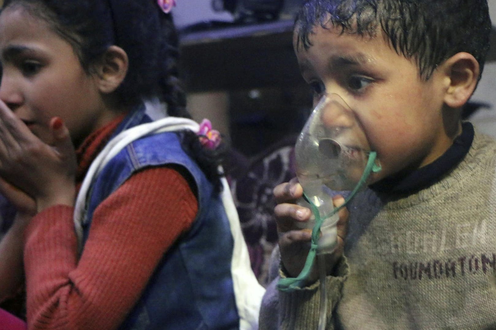 Der syrische Zivilschutz "Weißhelme" berichtet von einem Giftgasangriff in Duma: Nach Angaben der Weißhelme hatte ein Hubschrauber eine Fassbombe mit Chemikalien über der Stadt abgeworfen.