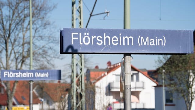 Eine junge Frau soll in einem Fußball-Sonderzug sexuell missbraucht worden sein. Eine junge Frau soll in einem Fußball-Sonderzug sexuell missbraucht worden sein.
