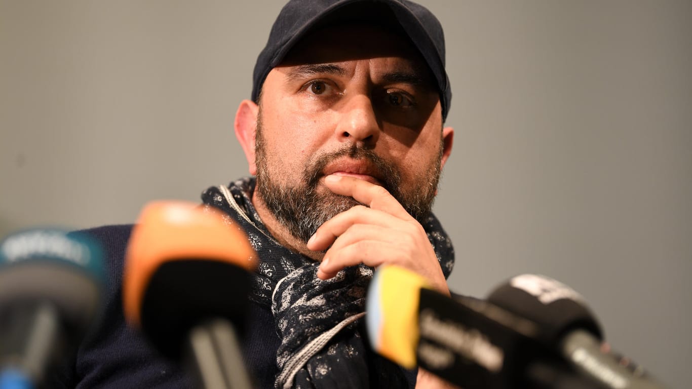 Serdar Somuncu bei der Pressekonferenz zu "Mein Kampf": Am Theater Konstanz sollen Besucher des Stücks freien Eintritt erhalten – wenn sie ein Hakenkreuz-Symbol tragen.