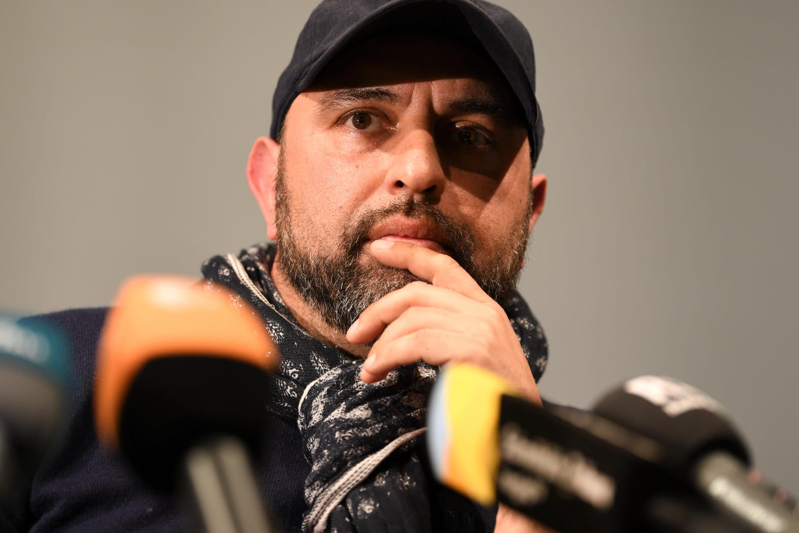 Serdar Somuncu bei der Pressekonferenz zu "Mein Kampf": Am Theater Konstanz sollen Besucher des Stücks freien Eintritt erhalten – wenn sie ein Hakenkreuz-Symbol tragen.