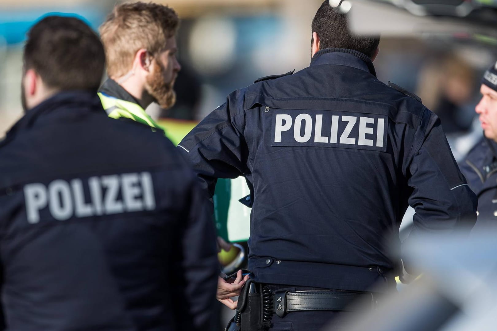 Mehrere Polizisten im Einsatz: In einem Neuköllner Einkaufscenter sticht ein 75-Jähriger Mann auf seine erwachsene Tochter mit einem Messer ein. Er wurde festgenommen.