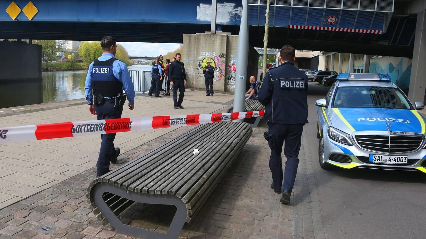 Polizisten sperren an der Saar in Saarbrücken eine Fundstelle ab: In der Saar in Saarbrücken wurde ein seit mehreren Tagen vermisster 58-Jähriger tot aufgefunden.