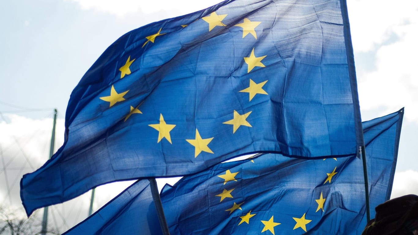 Zwei EU-Flaggen wehen im Wind: Die EU-Kommission berät sich über Beitrittsverhandlungen und stellt der Türkei ein vernichtendes Zeugnis aus.