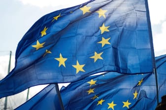 Zwei EU-Flaggen wehen im Wind: Die EU-Kommission berät sich über Beitrittsverhandlungen und stellt der Türkei ein vernichtendes Zeugnis aus.