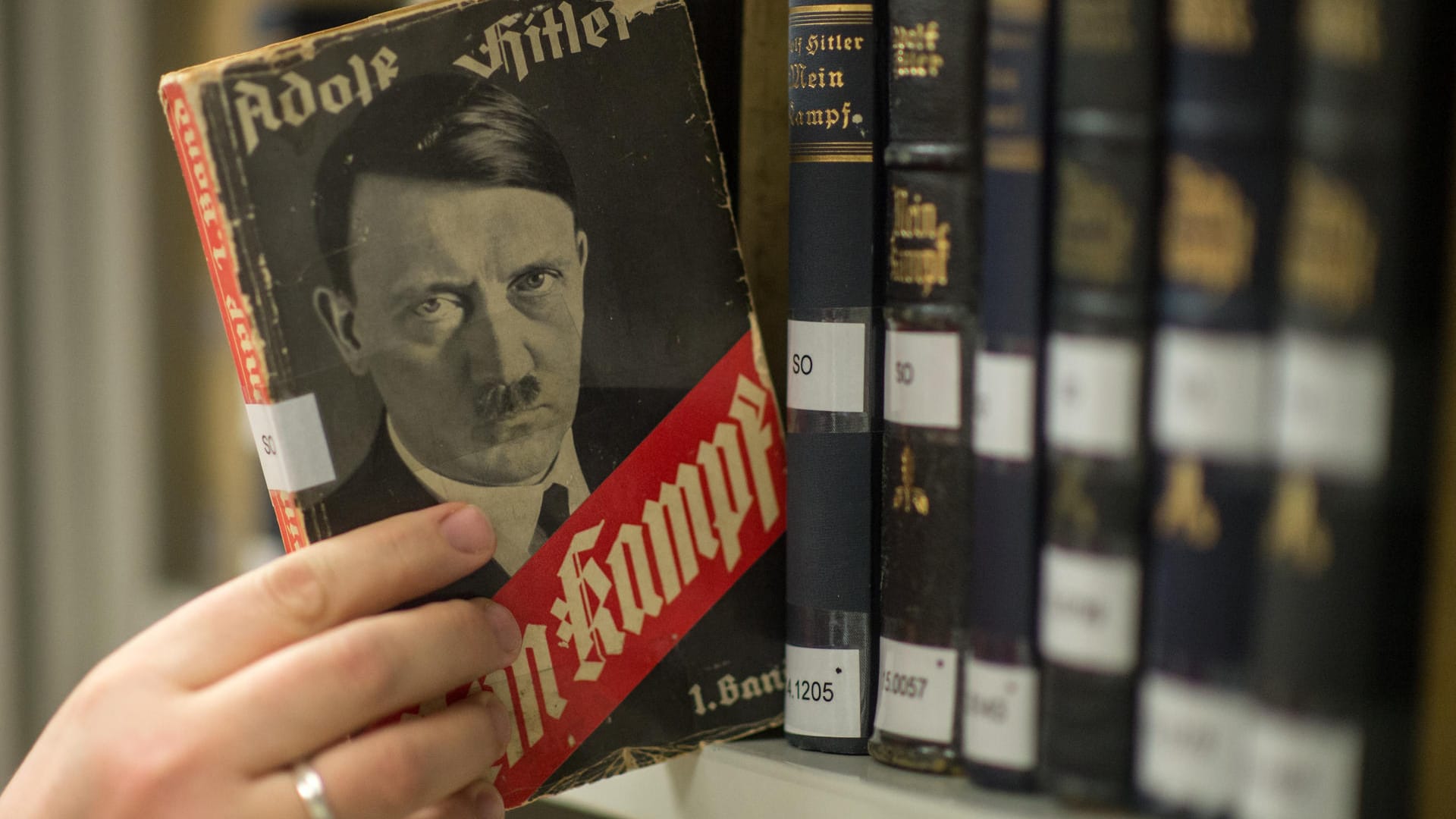 Adolf Hitlers Schrift "Mein Kampf": Das Theater Konstanz inszeniert das gleichnamige Stück – und verspricht Besuchern freien Eintritt mit Hakenkreuz.