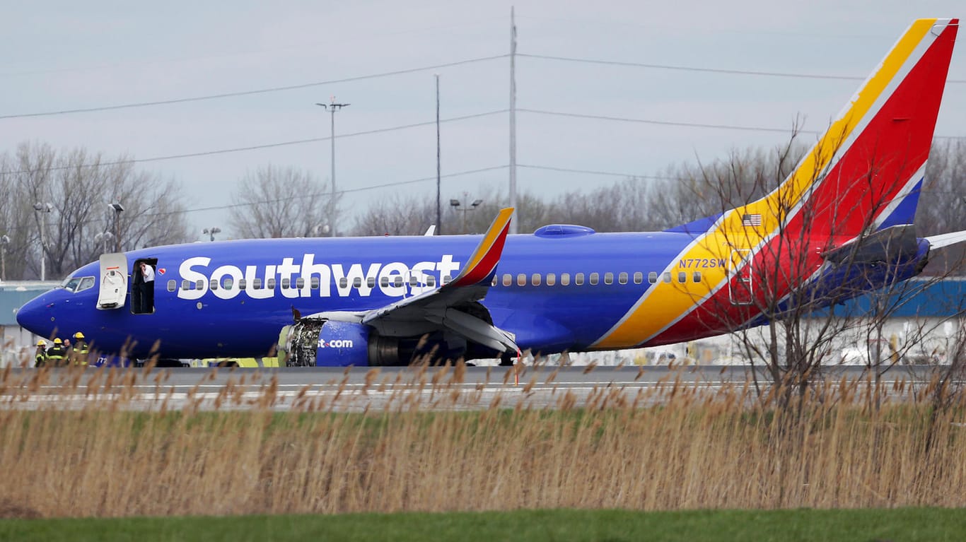 Ein Flugzeug der Fluglinie Southwest Airlines steht auf der Landebahn des internationalen Flughafens von Philadelphia: Es musste notlanden. Grund könnte ein geplatztes Triebwerk sein.