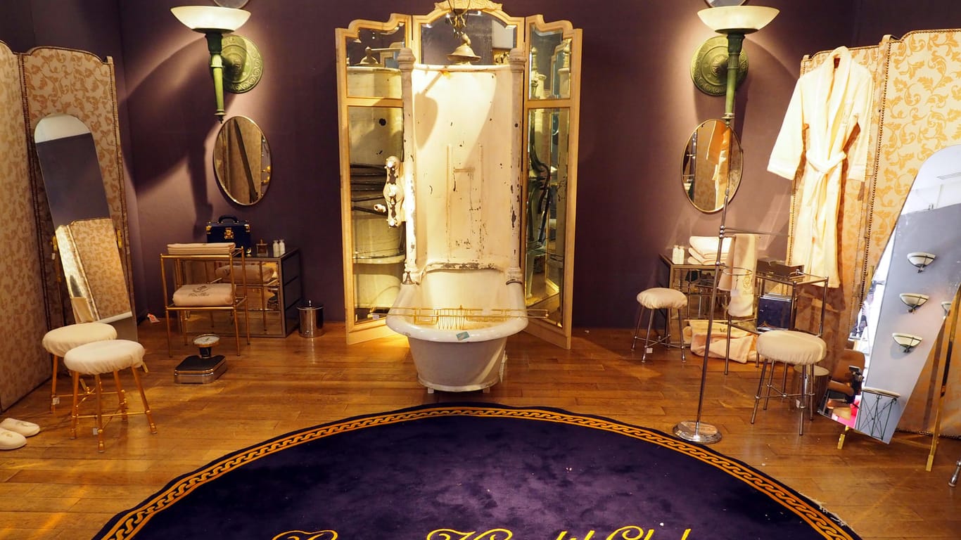 Die erste Badewanne des Hotel Ritz: Im Auktionshaus Artcurial konnte sie ersteigert werden.