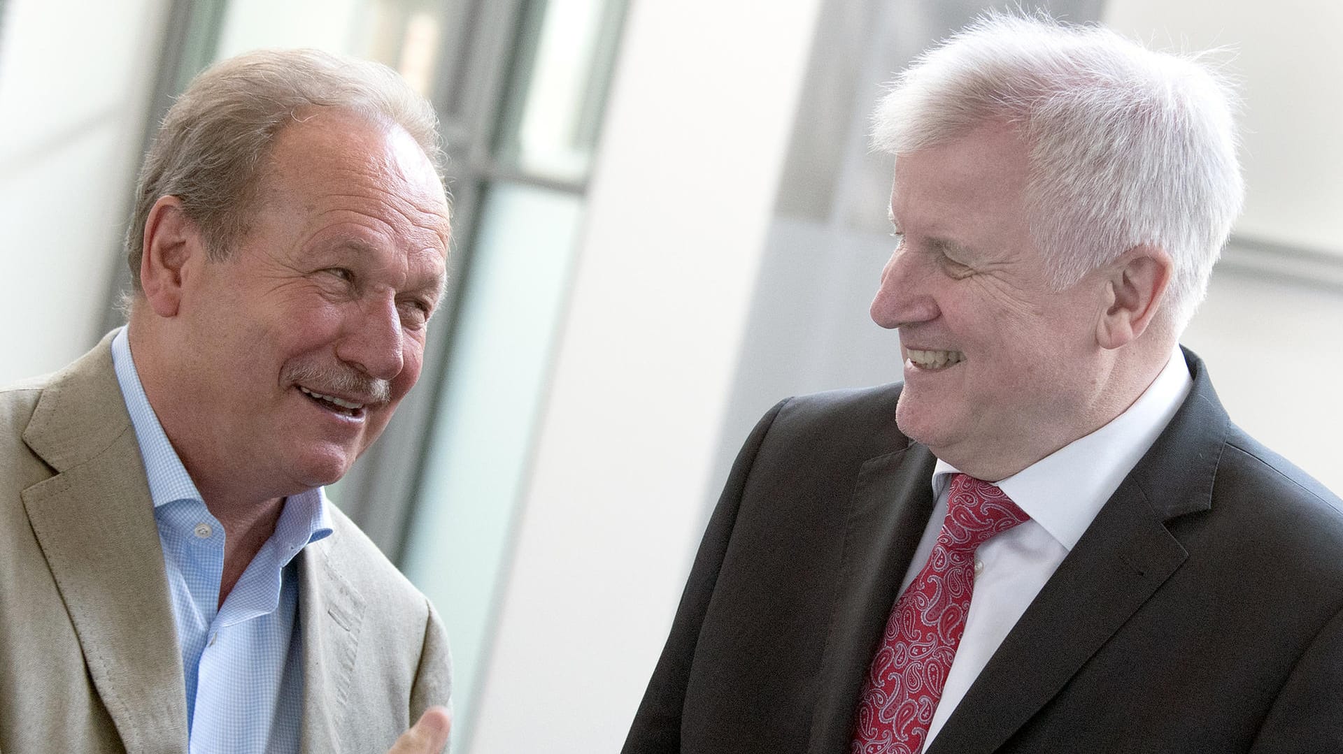 Bundesinnenminister Horst Seehofer (CSU,) und der Verdi-Vorsitzende Frank Bsirske haben sich geeinigt: Mehr als zwei Millionen Beschäftigten des öffentlichen Dienstes sollen mehr Geld bekommen. Bundesinnenminister Horst Seehofer (CSU,) und der Verdi-Vorsitzende Frank Bsirske haben sich geeinigt: Mehr als zwei Millionen Beschäftigten des öffentlichen Dienstes sollen mehr Geld bekommen.