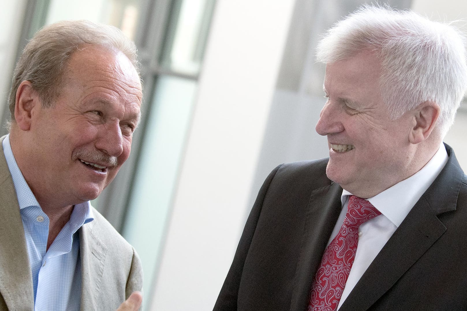 Bundesinnenminister Horst Seehofer (CSU,) und der Verdi-Vorsitzende Frank Bsirske haben sich geeinigt: Mehr als zwei Millionen Beschäftigten des öffentlichen Dienstes sollen mehr Geld bekommen.