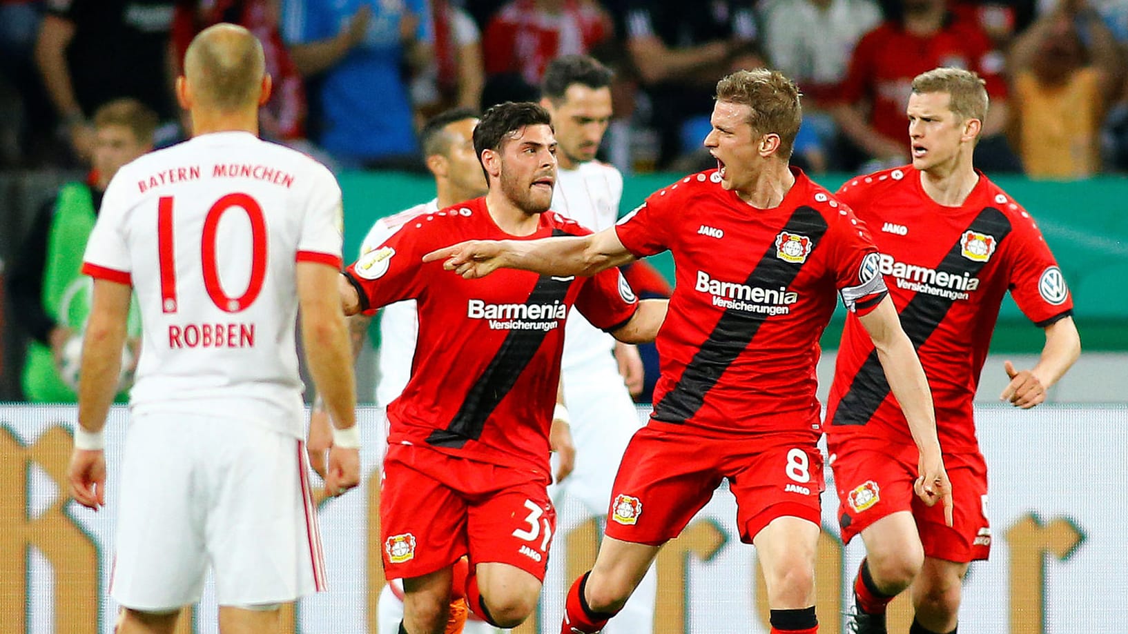 Jubel bei Lars Bender (v. r.): Leverkusen schöpfte nach dem Anschlusstreffer zum 1:2 kurz Hoffnung.