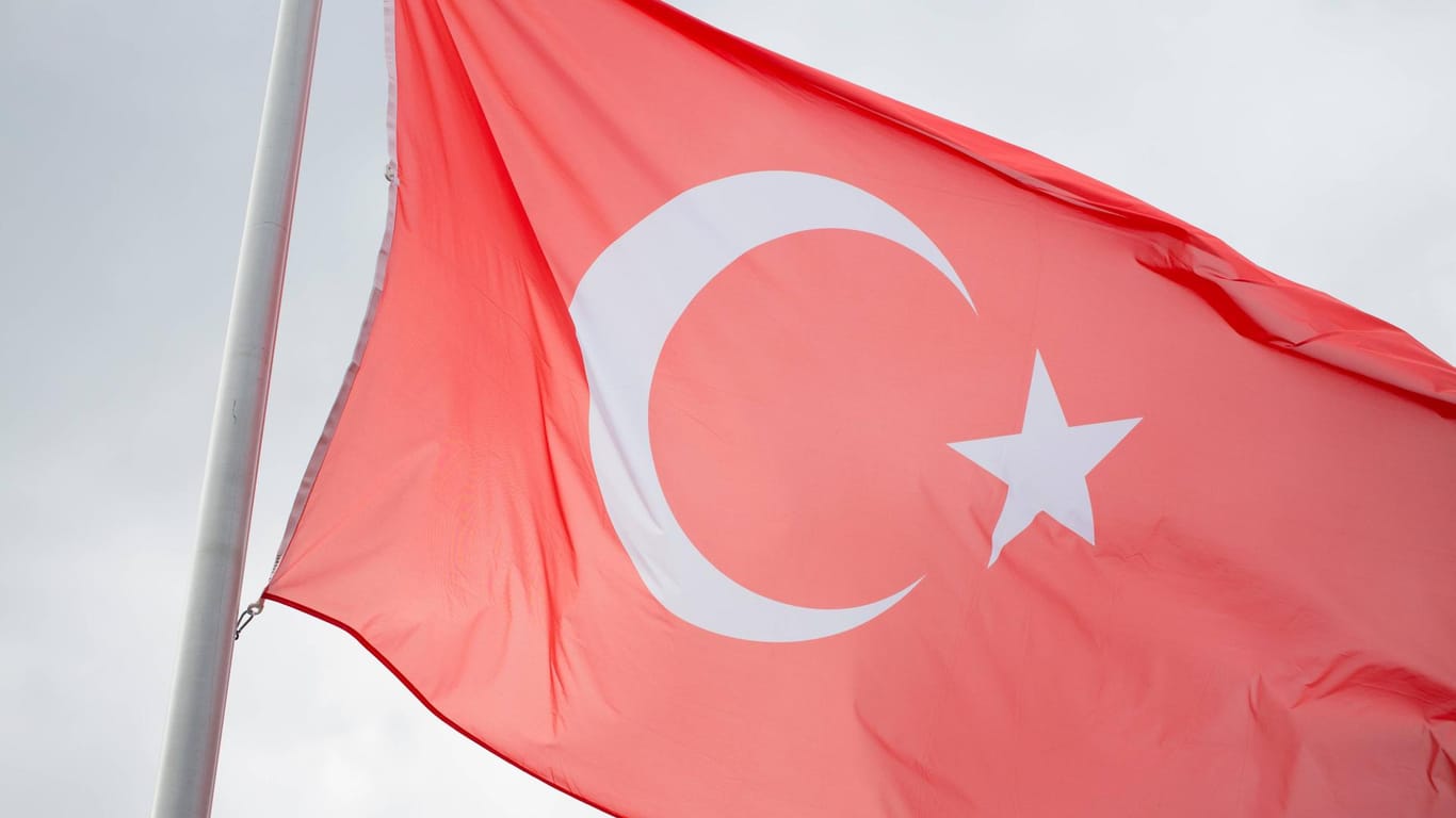Eine türkische Flagge weht im Wind: Eine Anwältin hat nun den Haftbefehl gegen einen weiteren Deutschen bestätigt.