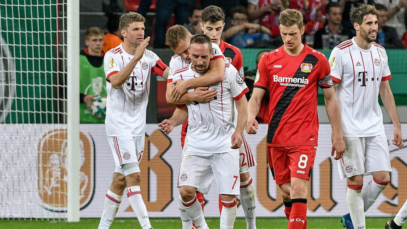 Jubelnde Bayern-Stars: Der Rekordmeister steht nach einem Schützenfest in Leverkusen im Finale des DFB-Pokals.