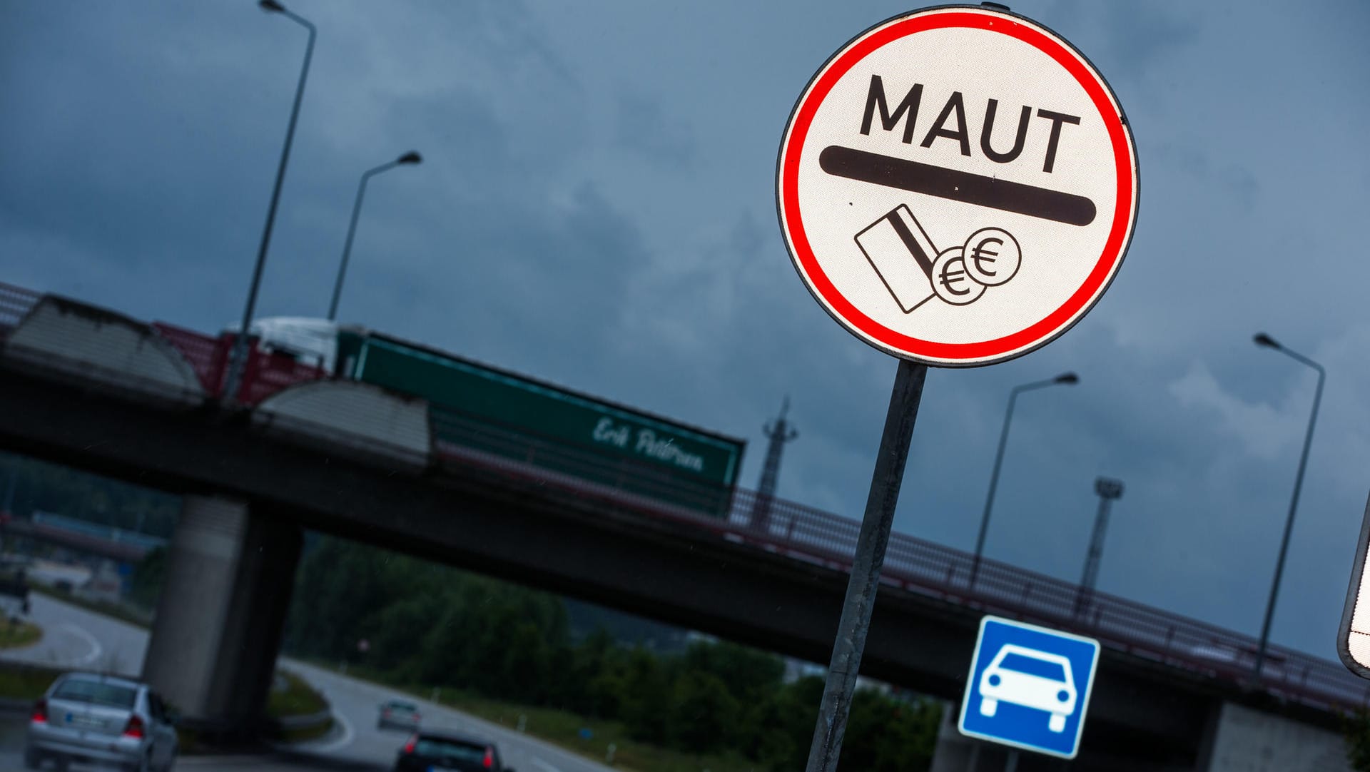 Ein Mautschild vor dem Warnowtunnel in Rostock: Die Verzögerung bei der Pkw-Maut kostet den Bundeshaushalt bis 2020 etwa 720 Millionen Euro.