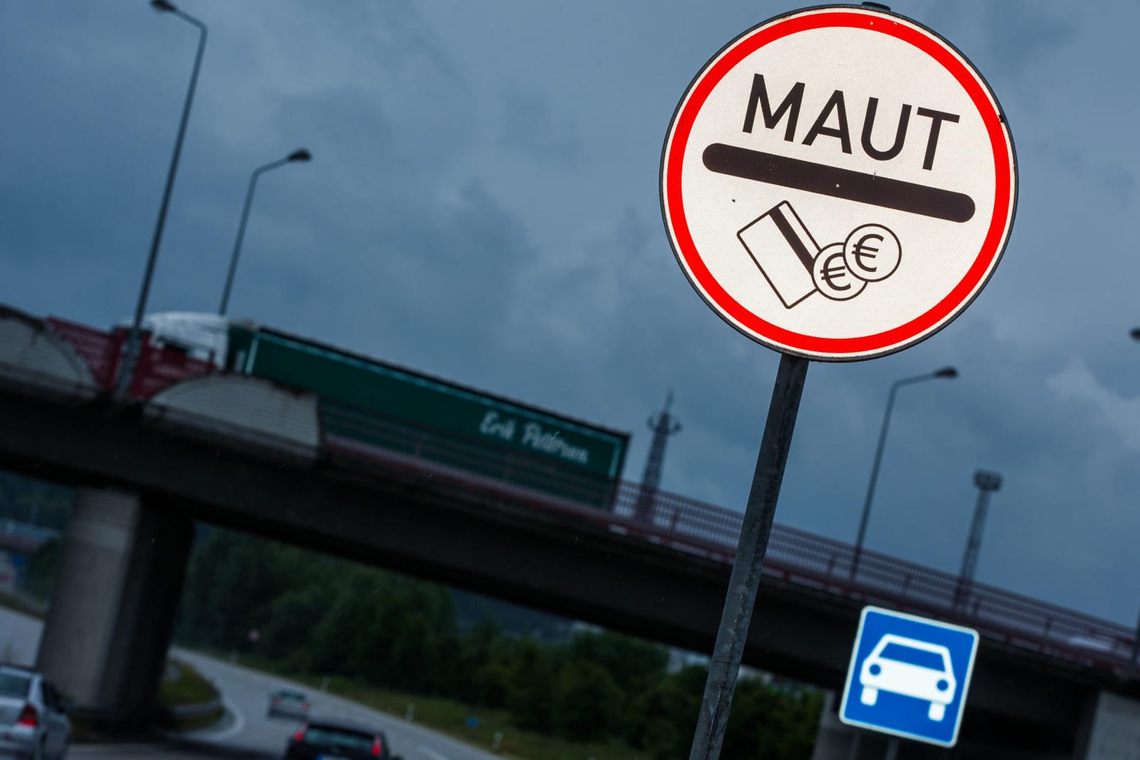 Ein Mautschild vor dem Warnowtunnel in Rostock: Die Verzögerung bei der Pkw-Maut kostet den Bundeshaushalt bis 2020 etwa 720 Millionen Euro.