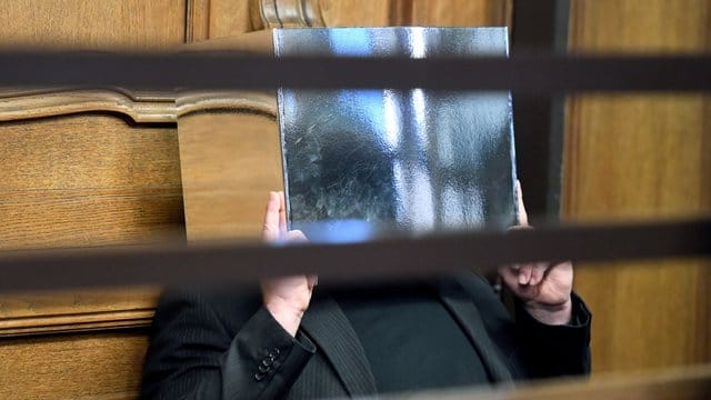 Der Angeklagte sitzt im Gerichtssaal im Kriminalgericht Moabit.